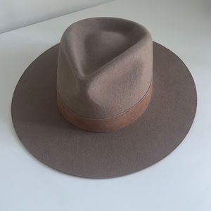 Gigi Pip Miller hat